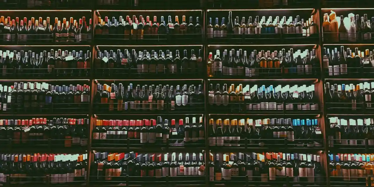 Abbildung eines Weinlagers mit Weinen aus aller Welt